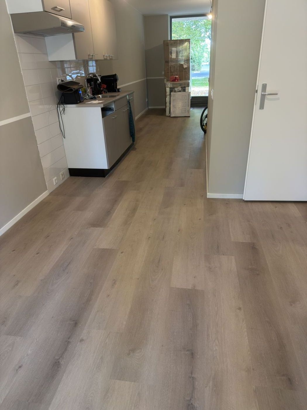 Vloer doorgelegd tot in de keuken