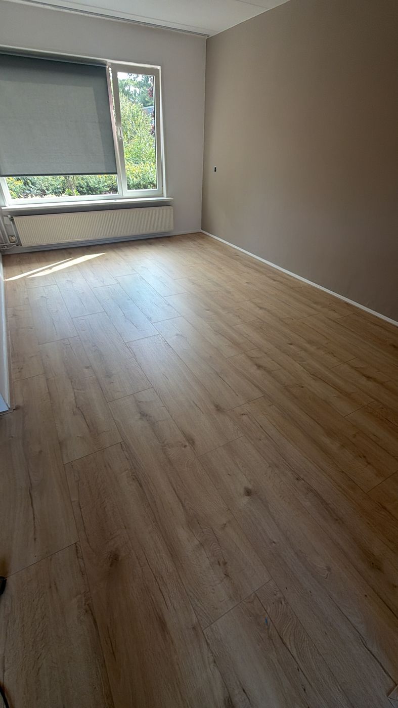 Slaapkamer met eiken laminaat in lange planken